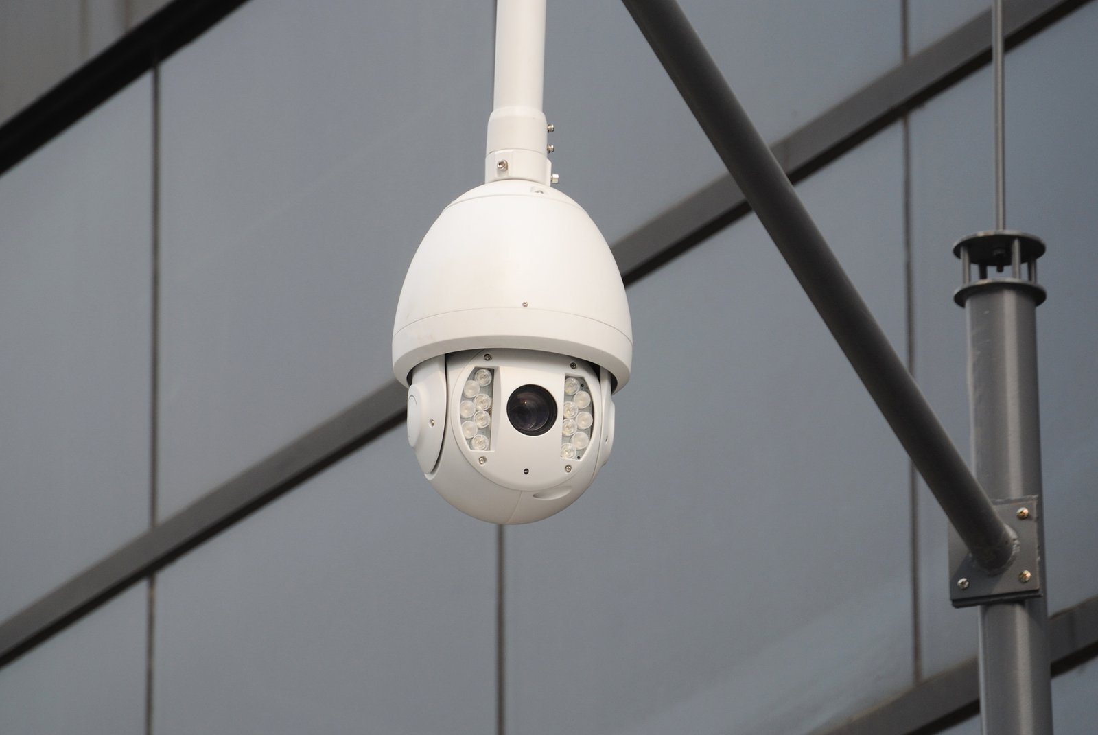 Security-Cameras-and-Surveillance-systems-for-Retail-and-Industrial